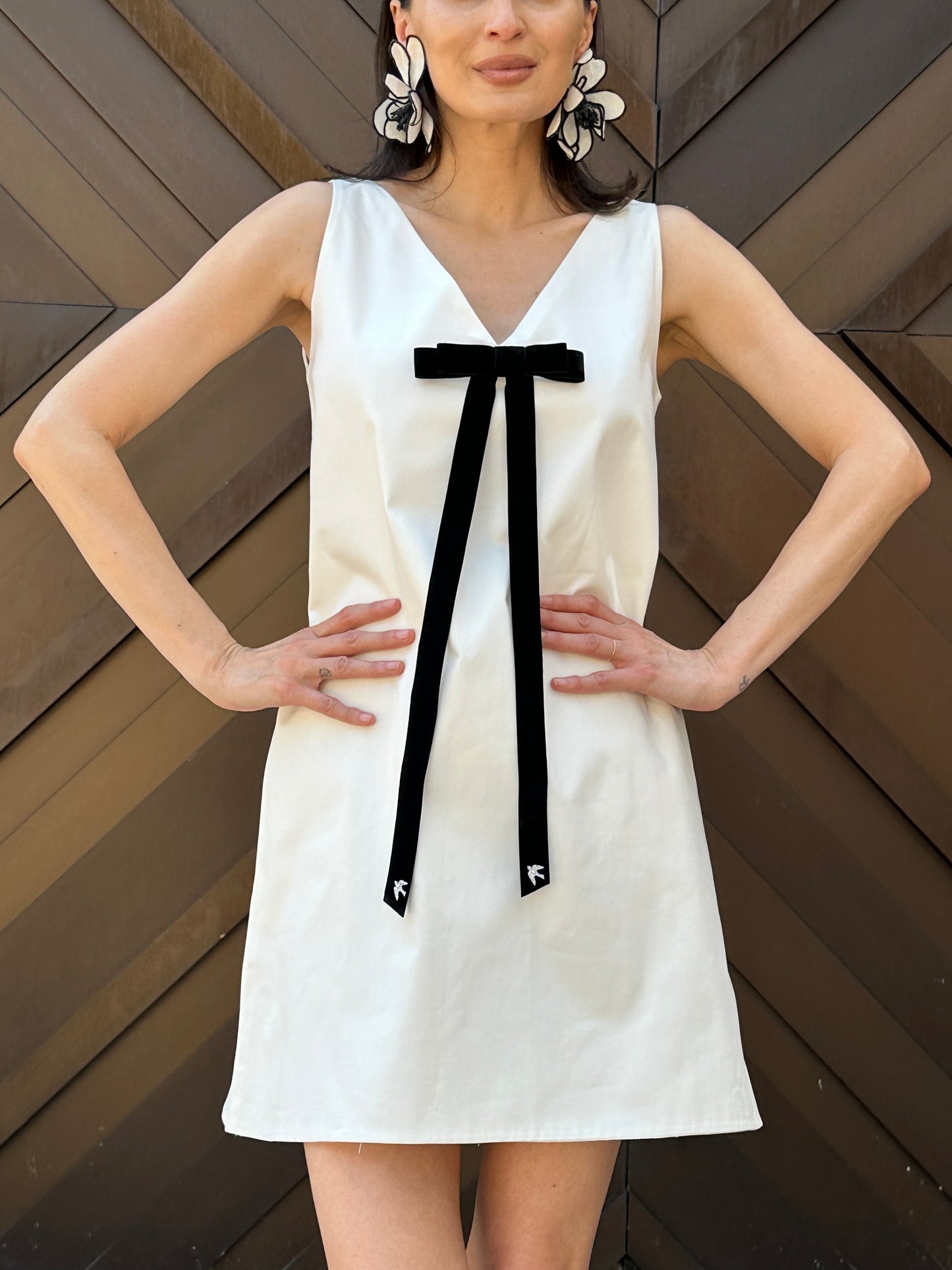 Rochie din Pânză Albă cu Fundițe